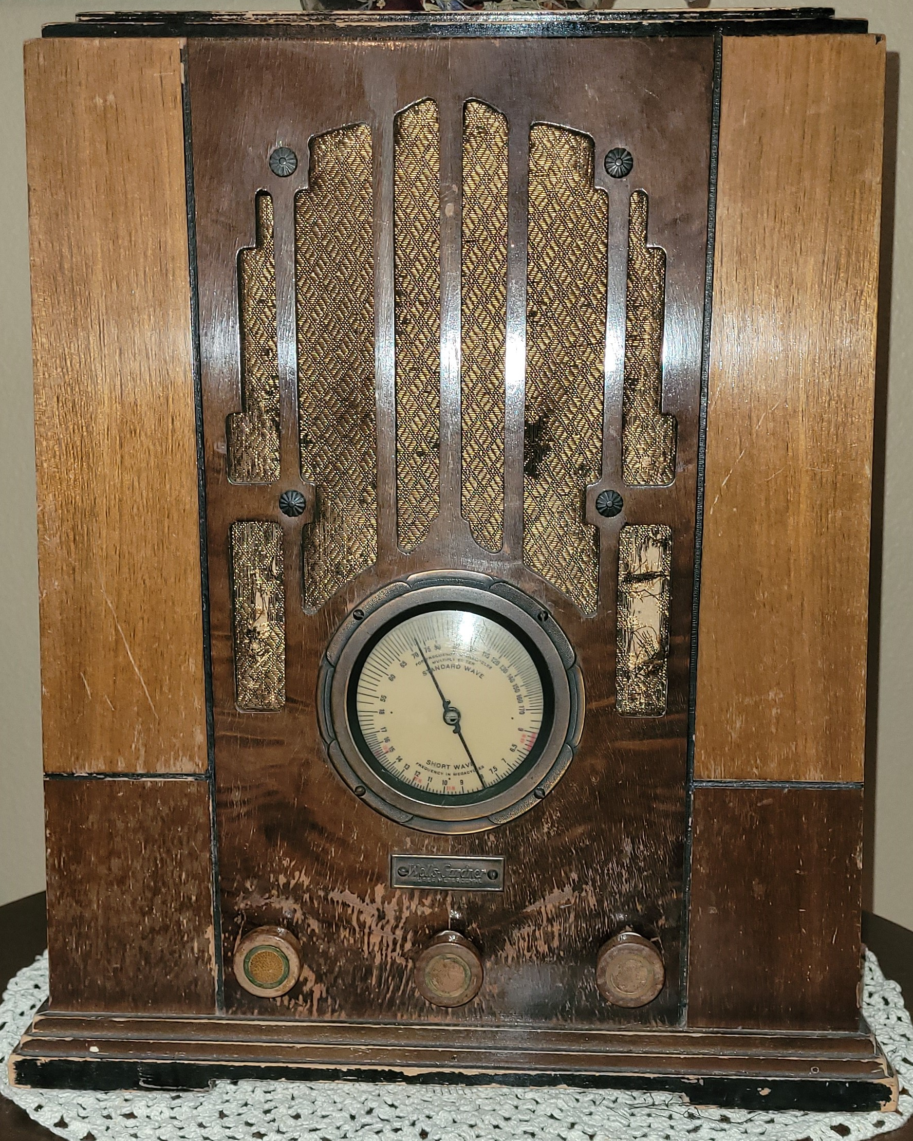 Antique Wells-Gardner table radio